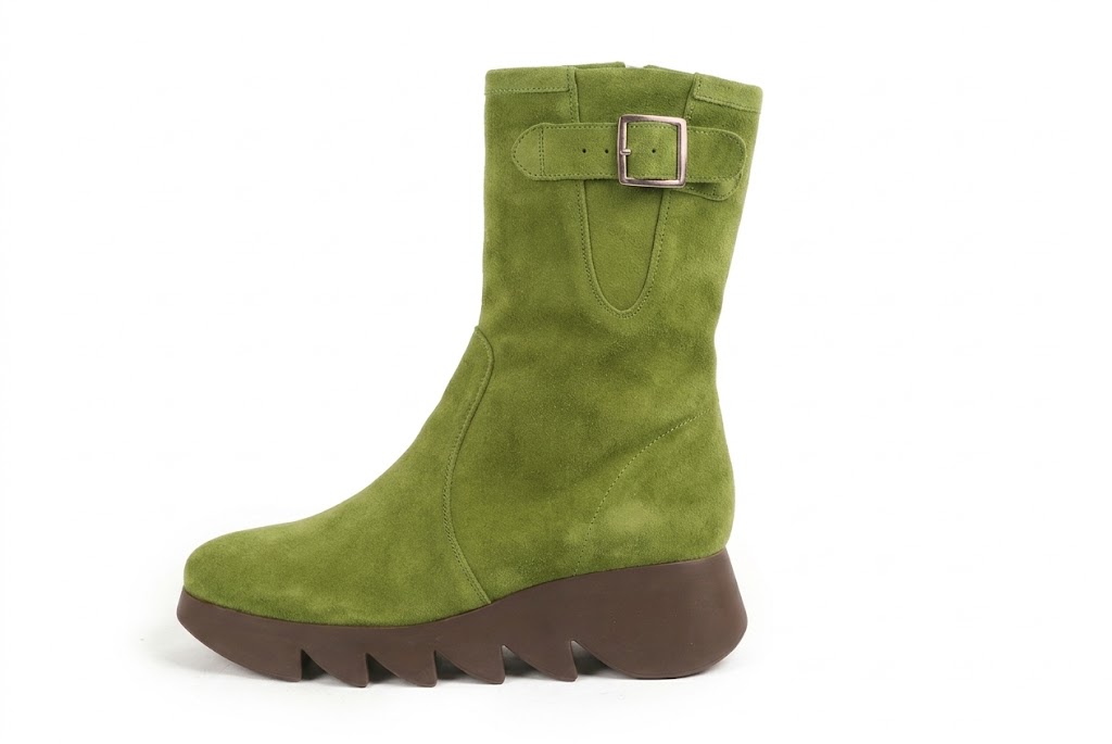 Classic leather ankle boots with a discreet inside zipper, designed for a seamless, elegant silhouette and effortless everyday wear, in emerald green leather with round toe and chunky rubber sculpted sole - Florence KOOIJMAN